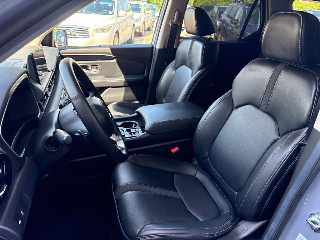 Used 2025 Honda Pilot Touring image 10