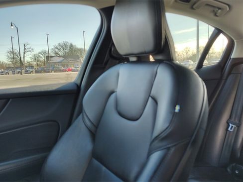 Used 2021 Volvo S60 T6 Momentum w/ Premium Package image 22