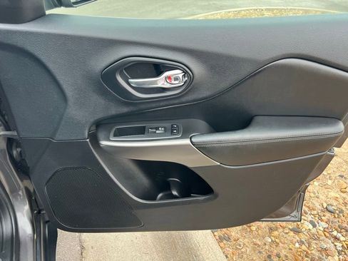 Used 2019 Jeep Cherokee Limited image 23