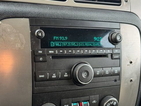 Used 2011 Chevrolet Suburban 2500 image 31