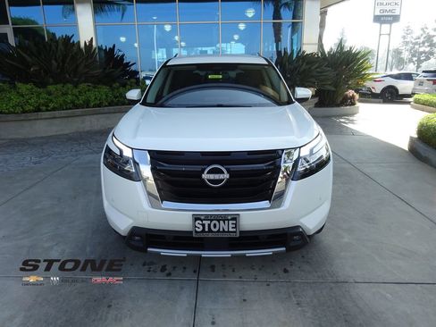 Used 2024 Nissan Pathfinder SL image 2