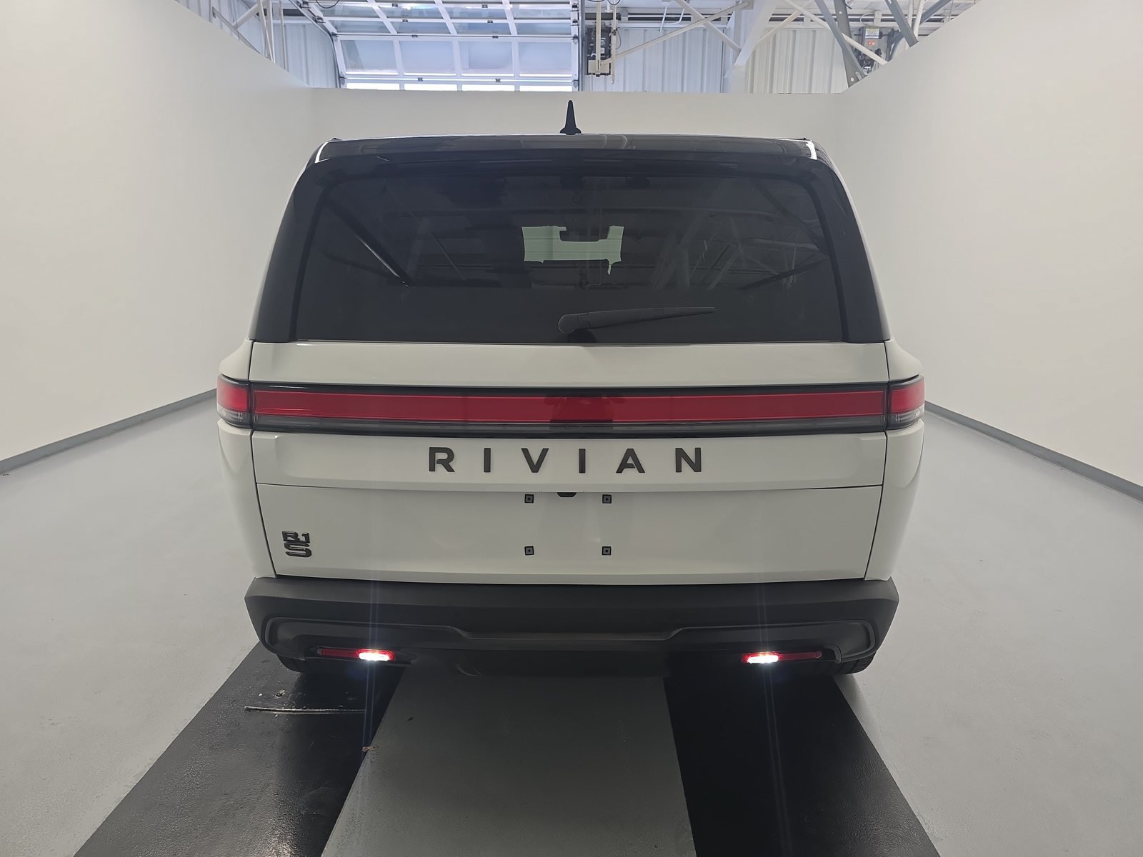 Used 2025 Rivian R1S Adventure Dual AWD/4WD image 4