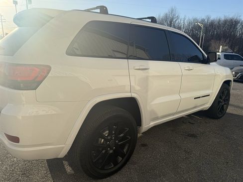 Used 2017 Jeep Grand Cherokee Altitude image 4
