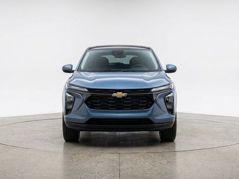 Used 2025 Chevrolet Trax LT FWD image 2