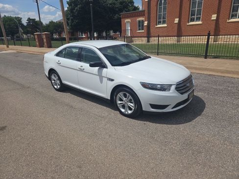 Used 2019 Ford Taurus SE FWD image 2
