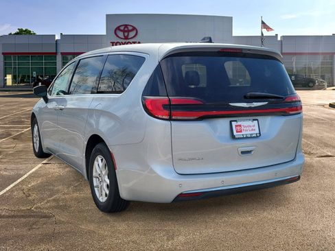 Used 2023 Chrysler Pacifica Touring-L FWD image 3