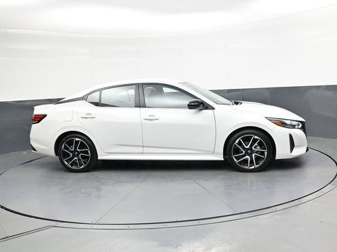 Used 2025 Nissan Sentra SR FWD image 4