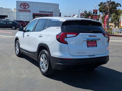Used 2024 GMC Terrain SLE image 11