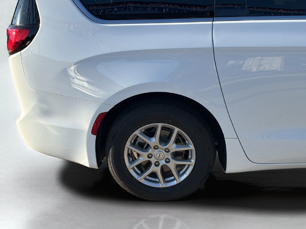 Used 2026 Chrysler Pacifica Select FWD image 30