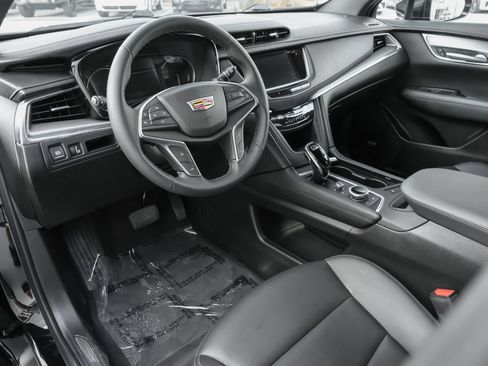 Used 2025 Cadillac XT5 Luxury FWD image 8