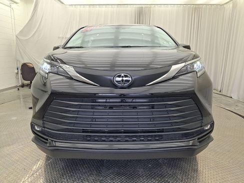 Used 2026 Toyota Sienna XLE FWD image 32
