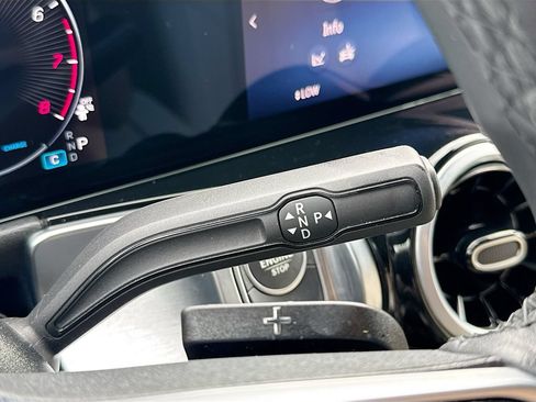 Used 2025 Mercedes-Benz GLB 250 4MATIC image 17