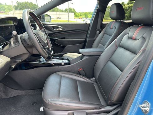 Used 2025 Chevrolet Trax RS w/ Sunroof Package FWD image 3
