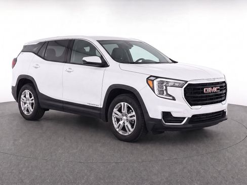 Used 2024 GMC Terrain SLE FWD image 2