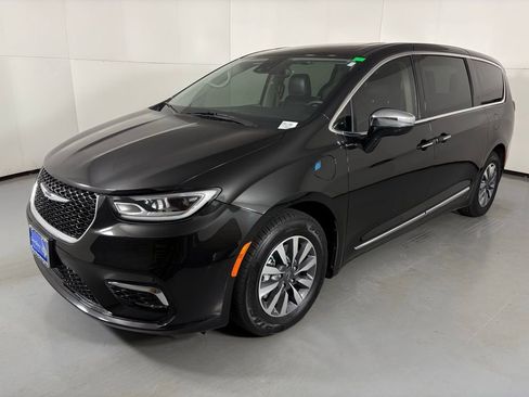 Used 2023 Chrysler Pacifica Limited image 4