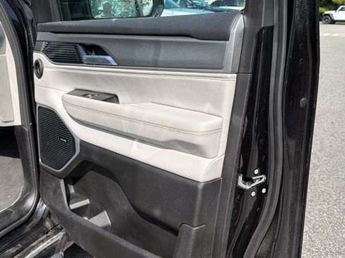 Used 2025 Jeep Wagoneer L 4WD image 18