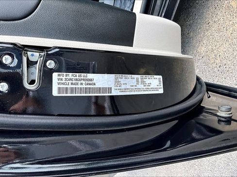 Used 2023 Chrysler Pacifica Touring-L FWD image 21