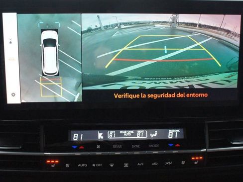 Used 2025 Toyota Sienna Platinum image 8