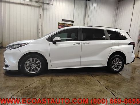 Used 2023 Toyota Sienna XLE w/ XLE Plus Package AWD/4WD image 5