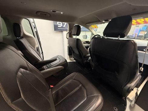 Used 2019 Chrysler Pacifica Touring-L FWD image 13