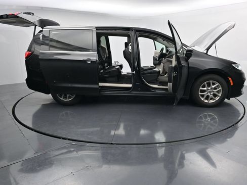 Used 2023 Chrysler Pacifica Touring-L FWD image 27