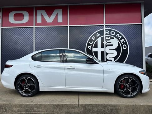 Used 2023 Alfa Romeo Giulia Veloce AWD/4WD image 4