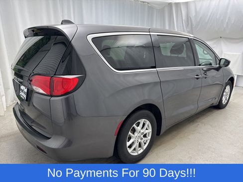 Used 2022 Chrysler Voyager LX FWD image 3