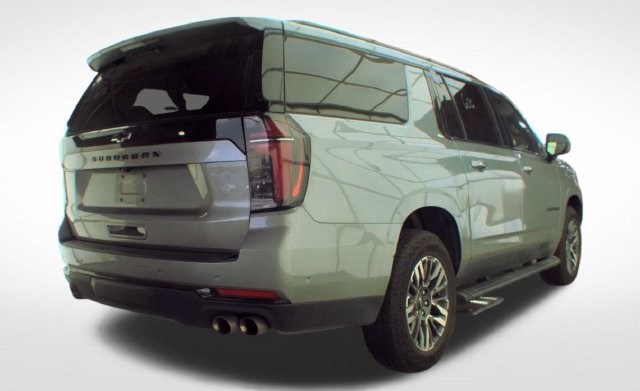 Used 2025 Chevrolet Suburban Z71 AWD/4WD image 2