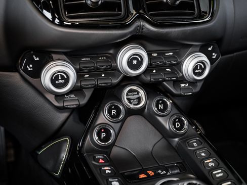 Used 2020 Aston Martin V8 Vantage Coupe RWD image 23