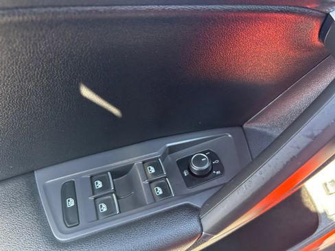 Used 2018 Volkswagen Tiguan SEL FWD image 13
