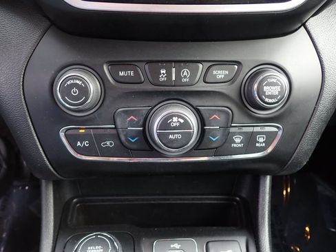Used 2019 Jeep Cherokee Limited w/ Trailer Tow Group AWD/4WD image 20