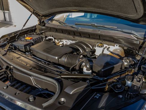 Used 2023 Chevrolet Suburban RST w/ Sport Performance Package image 40