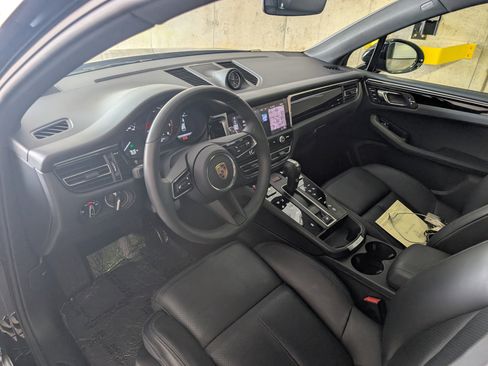 Used 2025 Porsche Macan image 4