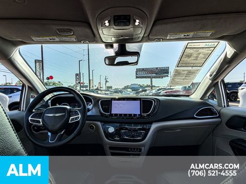 Used 2022 Chrysler Pacifica Touring-L FWD image 21