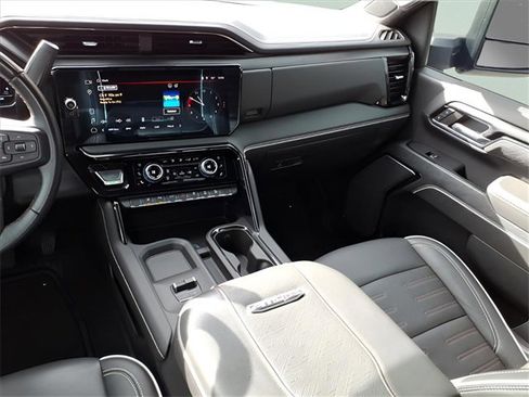Used 2024 GMC Sierra 2500 AT4X image 18