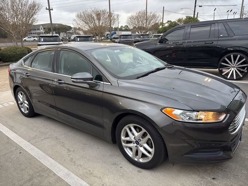 Used 2015 Ford Fusion SE image 5