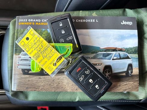 Used 2023 Jeep Grand Cherokee Altitude RWD image 34