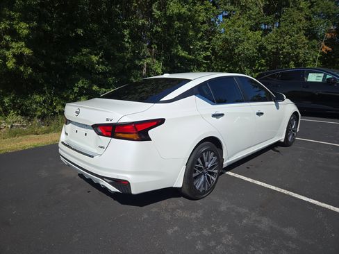 Used 2023 Nissan Altima 2.5 SV w/ SV Premium Package image 3