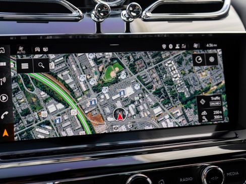 Used 2022 Bentley Bentayga image 22