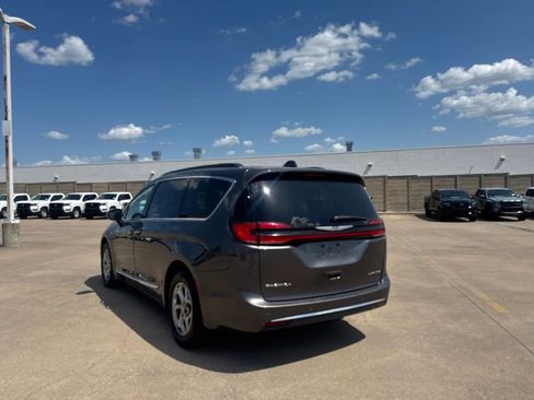 Used 2023 Chrysler Pacifica Limited FWD image 17