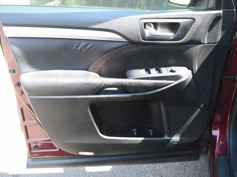 Used 2016 Toyota Highlander XLE AWD/4WD image 13