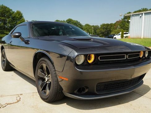 Used 2017 Dodge Challenger SXT RWD image 33