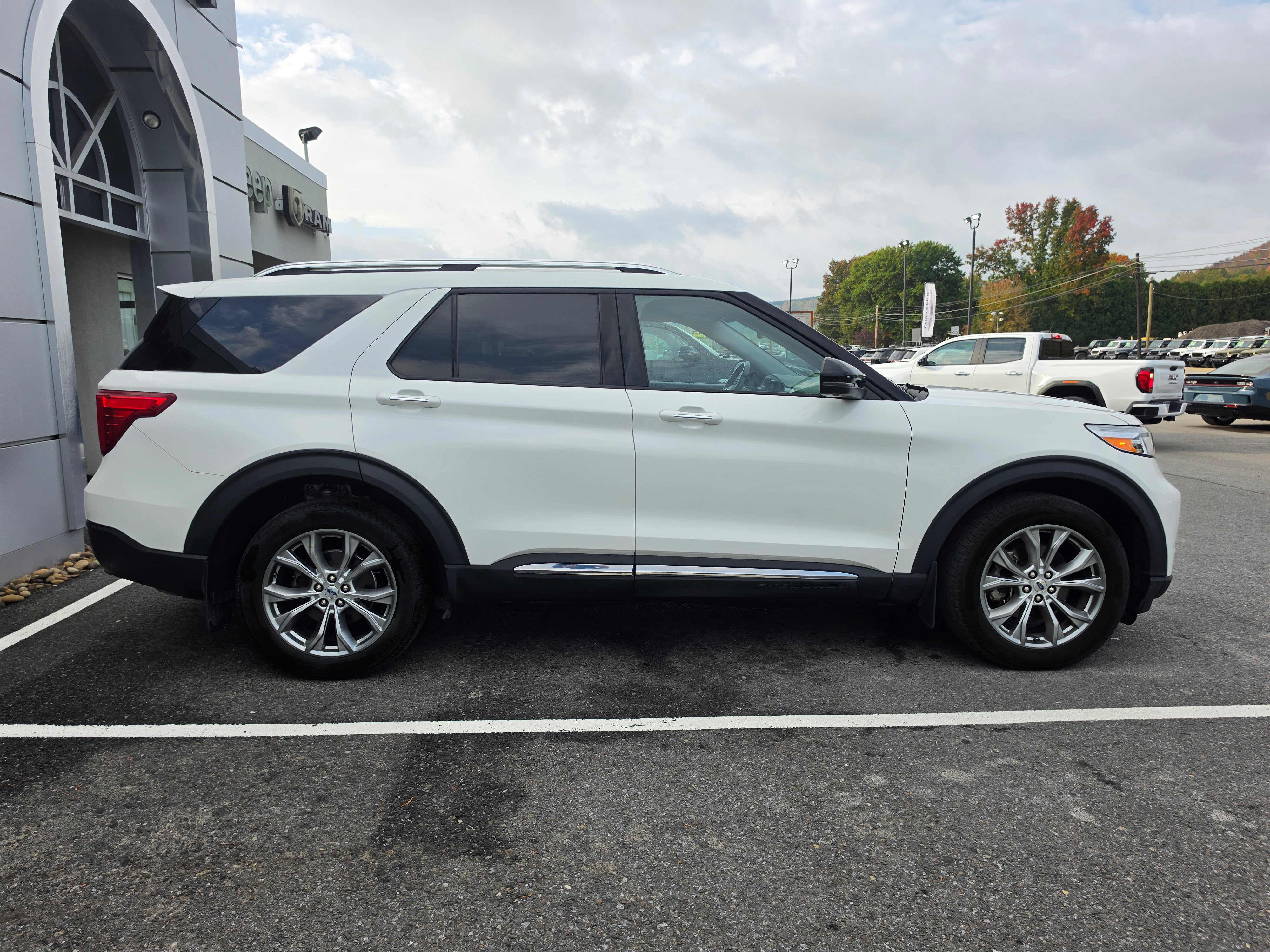 Used 2021 Ford Explorer Limited w/ Equipment Group 301A AWD/4WD image 2