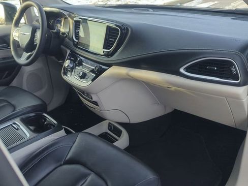 Used 2024 Chrysler Pacifica Select image 27