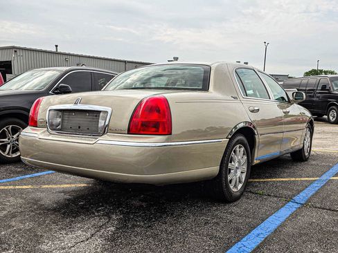 Used 2006 Lincoln Town Car Signature Limited image 6