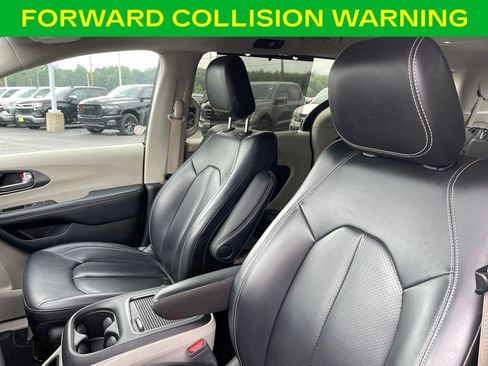Used 2023 Chrysler Pacifica Touring-L FWD image 18