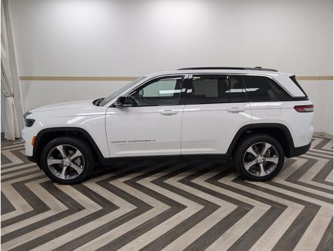 Used 2024 Jeep Grand Cherokee Limited w/ Luxury Tech Group II AWD/4WD image 3
