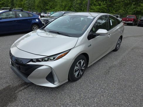 Used 2017 Toyota Prius Prime Premium w/ Preferred Accessory Package FWD image 2