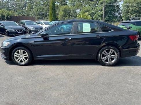 Used 2020 Volkswagen Jetta R-Line w/ R-Line Cold Weather Package FWD image 4