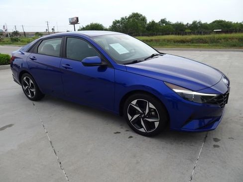 Used 2023 Hyundai Elantra SEL w/ Convenience Package FWD image 3